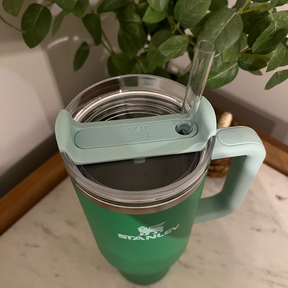 Stanley Green 40oz Tumbler 💚 - Picture 2 of 3